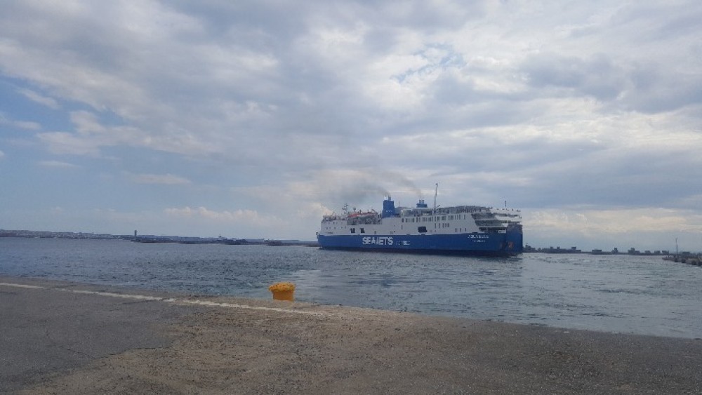 Για το λιμάνι του Λαυρίου αναχώρησε το πλοίο &#8220;Aqua Blue&#8221; που υπέστη μηχανική βλάβη