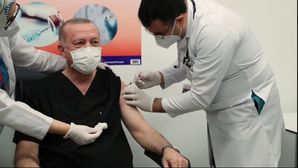 Κορωνοϊός: Εμβολιάστηκε ο Ερντογάν με το κινεζικό εμβόλιο