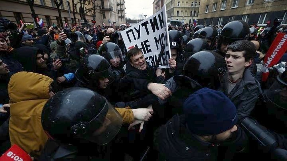 Ρωσία: Η ΕΕ καταγγέλλει τη χρήση βίας εναντίον των διαδηλωτών