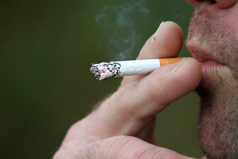 Κορωνοϊός: Διπλάσιος ο κίνδυνος θανάτου για τους καπνιστές