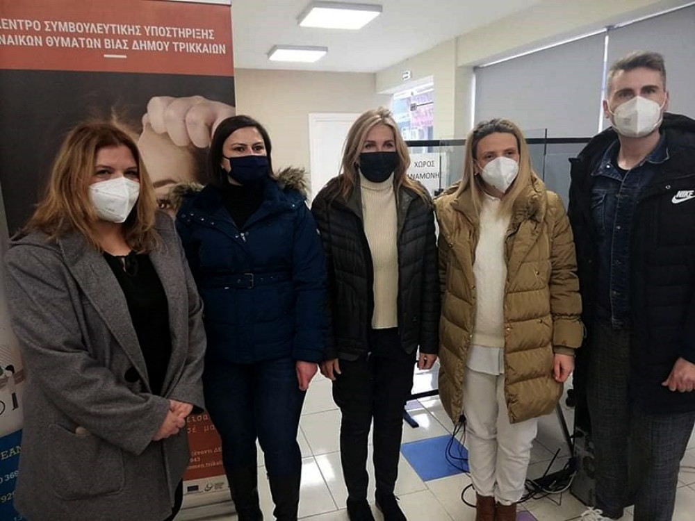 Μαρέβα Μητσοτάκη: Επισκέφτηκε το Συμβουλευτικό Κέντρο Τρικάλων, που βοηθά γυναίκες θύματα βίας