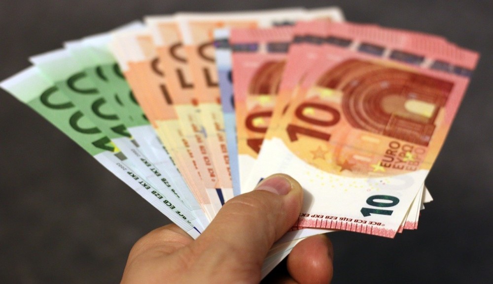 1 δισ. ευρώ σε χιλιάδες δικαιούχους Επιστρεπτέας, Θέρμανσης, Ενοικίου
