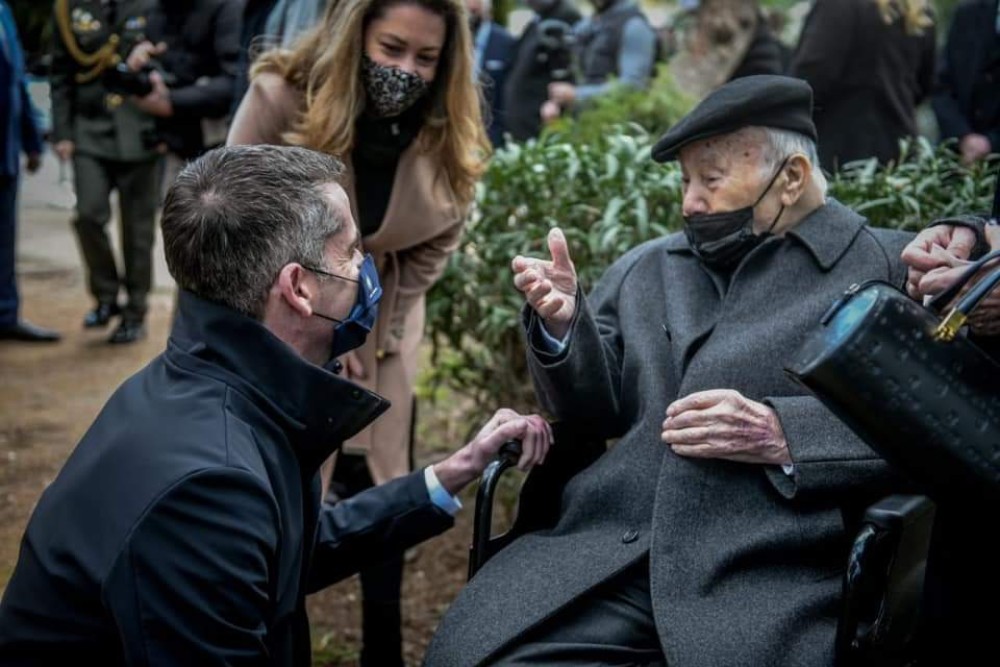 Η συγκινητική ανάρτηση Μπακογιάννη για τον 93χρονο επιζήσαντα του Άουσβιτς Ισαάκ Μιζάν
