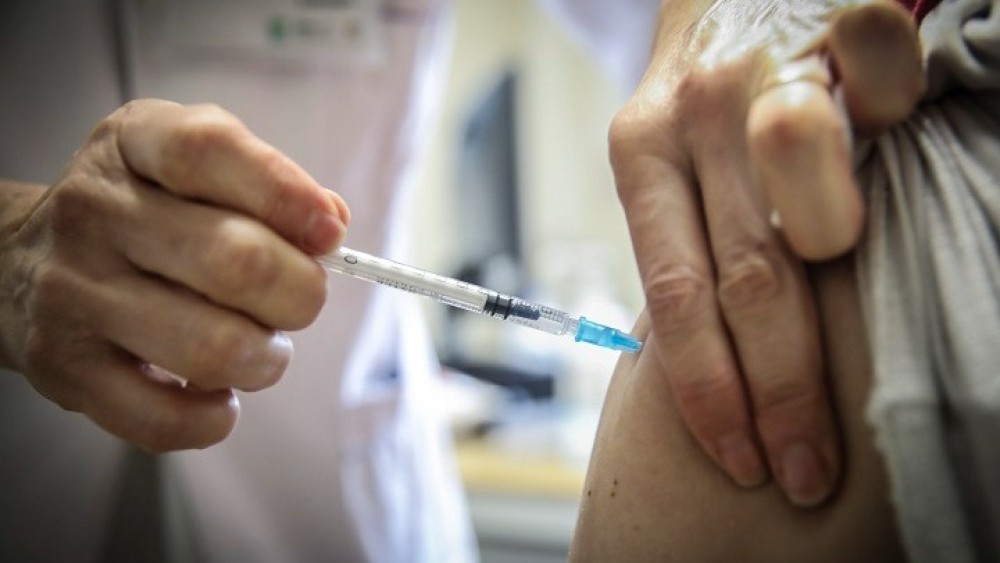 Allianz: Τι επιβάρυνση θα έχει στην οικονομία μια καθυστέρηση των εμβολίων