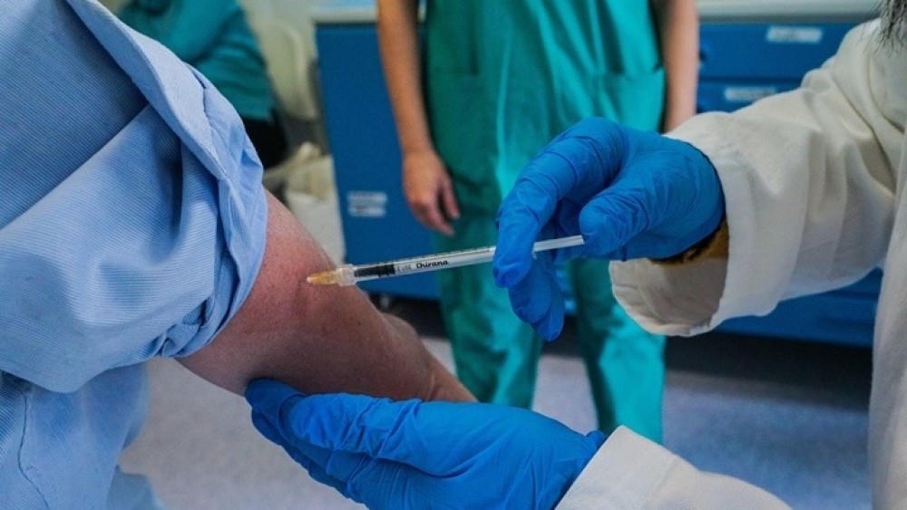 Παγκόσμιο ορόσημο για τους εμβολιασμούς: Ξεπέρασαν σε αριθμό τα κρούσματα κορωνοϊού