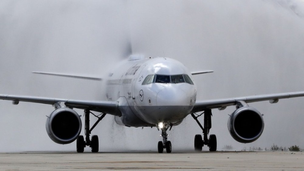 Παρατείνονται οι περιορισμοί στις αεροπορικές μετακινήσεις λόγω κορωνοϊού