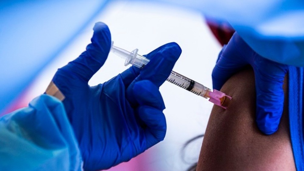 Κορωνοϊός: Έφτασε τους δεκαπέντε εκατ. εμβολιασμούς η Βρετανία