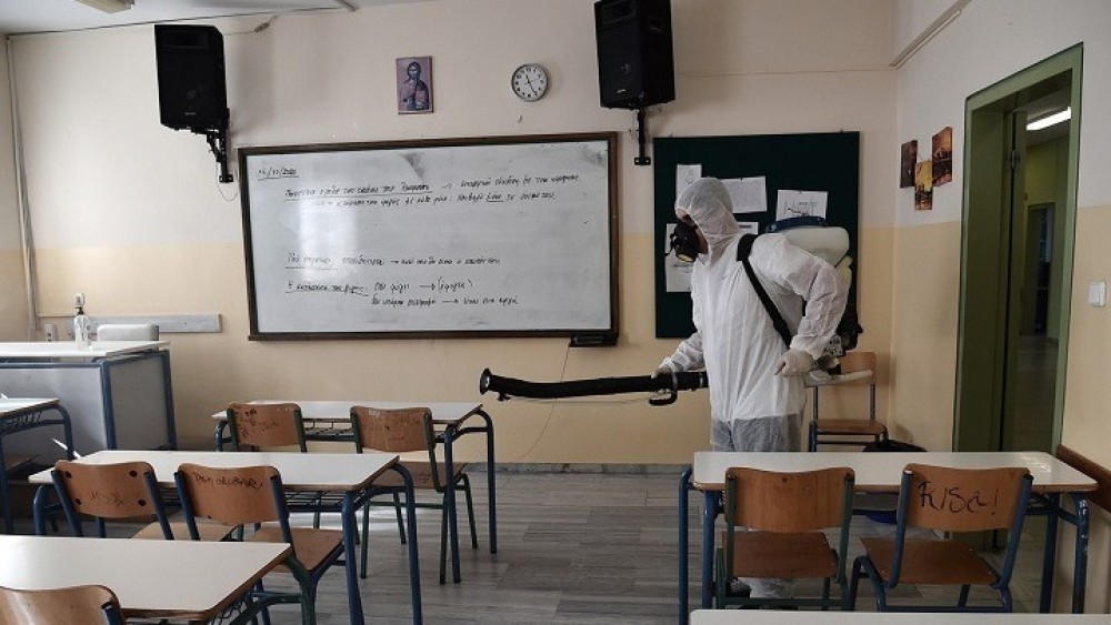 Καμπανάκι Καπραβέλου για έκρηξη της πανδημίας: Προτείνει κλείσιμο σχολείων