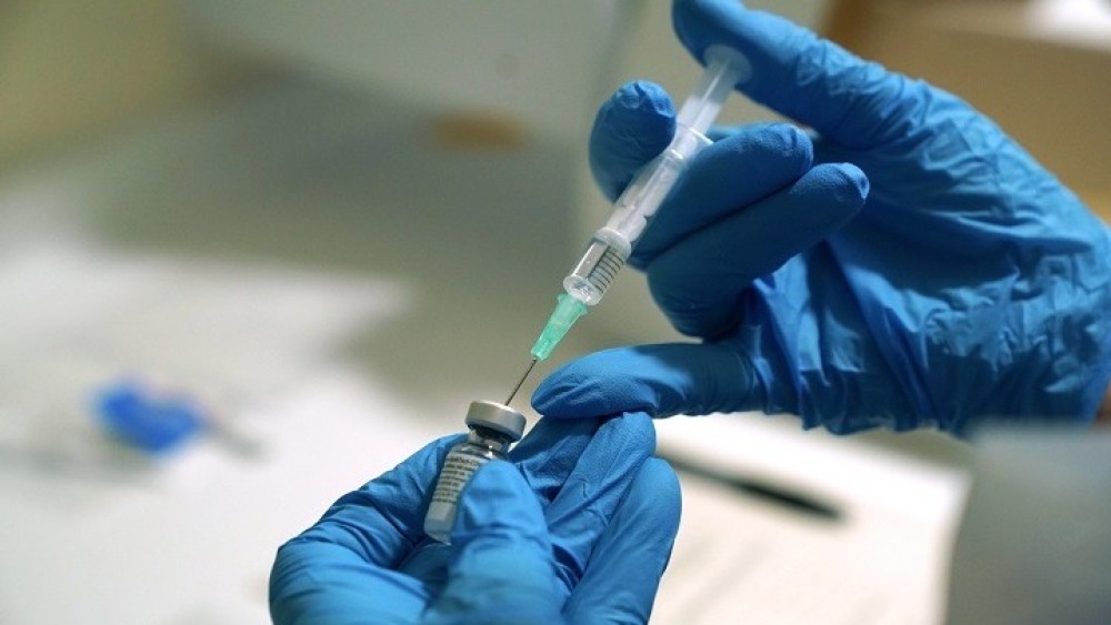 Σε ετοιμότητα η ΕΕ: Pfizer και Biontech αυξάνει την παραγωγή εμβολίων της