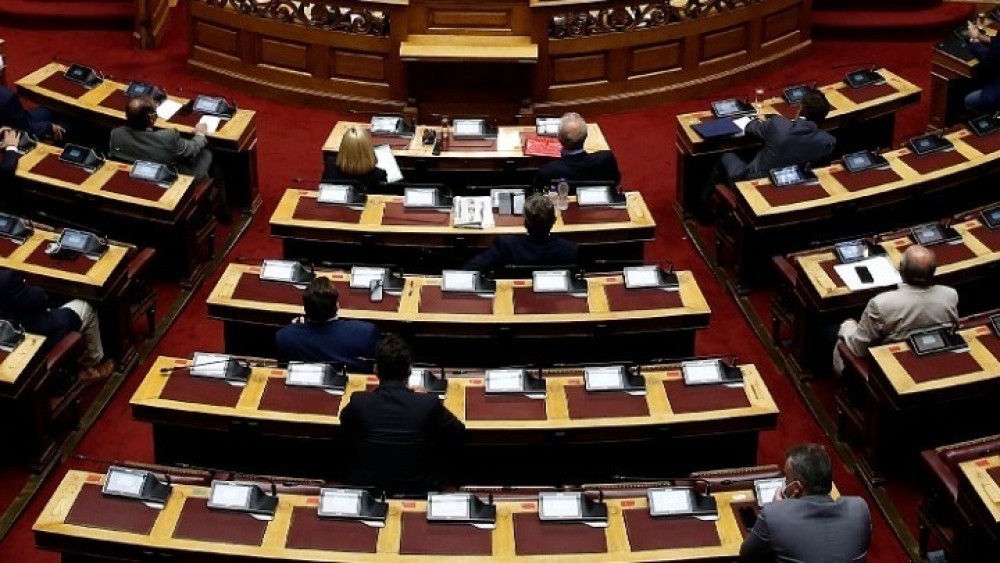 Boυλή: Ψηφίστηκε επί της αρχής το σχέδιο νόμου για τις δημόσιες συμβάσεις