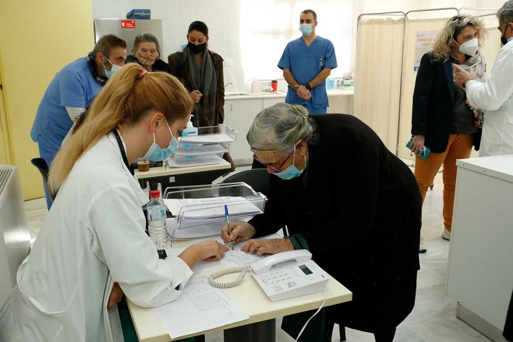 Handelsblatt: Η Ελλάδα χώρα πρότυπο στους εμβολιασμούς