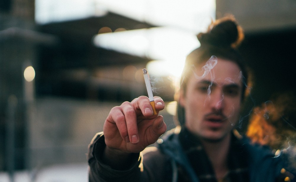 Εντυπωσιακή μείωση, κατά 52,4%, των νέων καπνιστών στην Ελλάδα