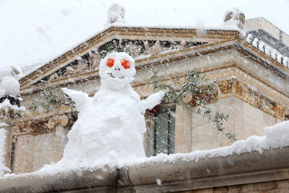 Αξιοθέατα κι αγάλματα της πρωτεύουσας σκεπάστηκαν με χιόνι (pic)