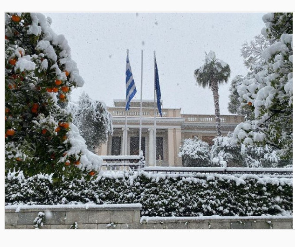 Η φωτογραφία του πρωθυπουργού από τη χιονισμένη Αθήνα