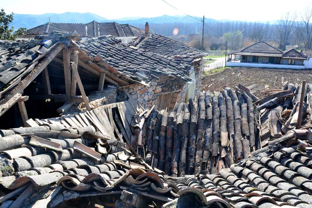 Βυθίστηκε 40 εκατοστά η γη στην Ελασσόνα από τον σεισμό