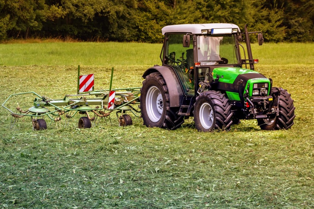 Μειώνεται ο ΦΠΑ για αγροτικά μηχανήματα από 24 σε 13%