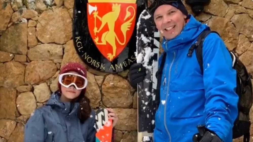 Μήδεια: Ο Νορβηγός πρέσβης έκανε σκι στη Φιλοθέη