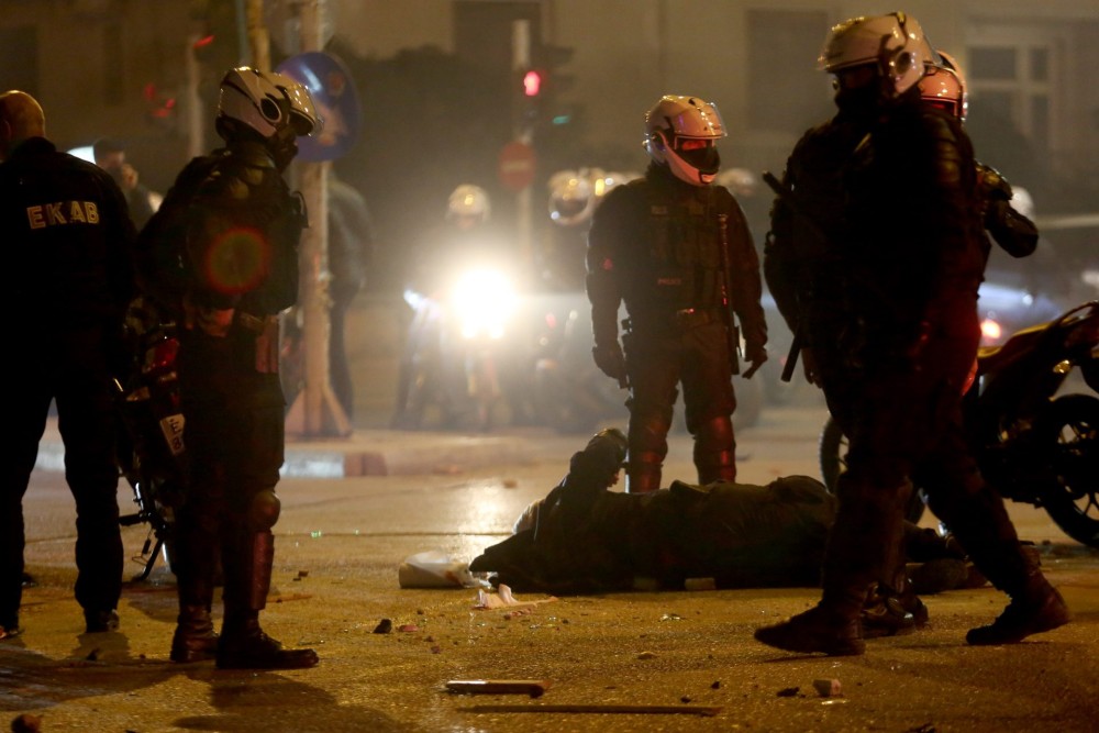 Νέα Σμύρνη: Σκληρές εικόνες από τον τραυματισμό του αστυνομικού