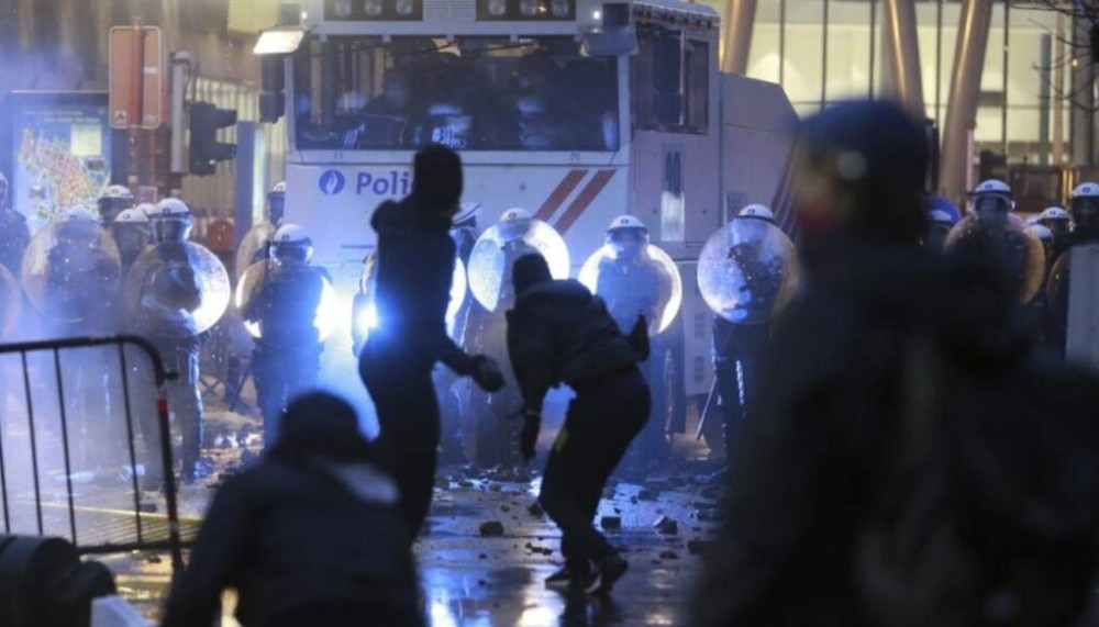 Συγκρούσεις, με τραυματίες αστυνομικούς, στο κέντρο της Λιέγης