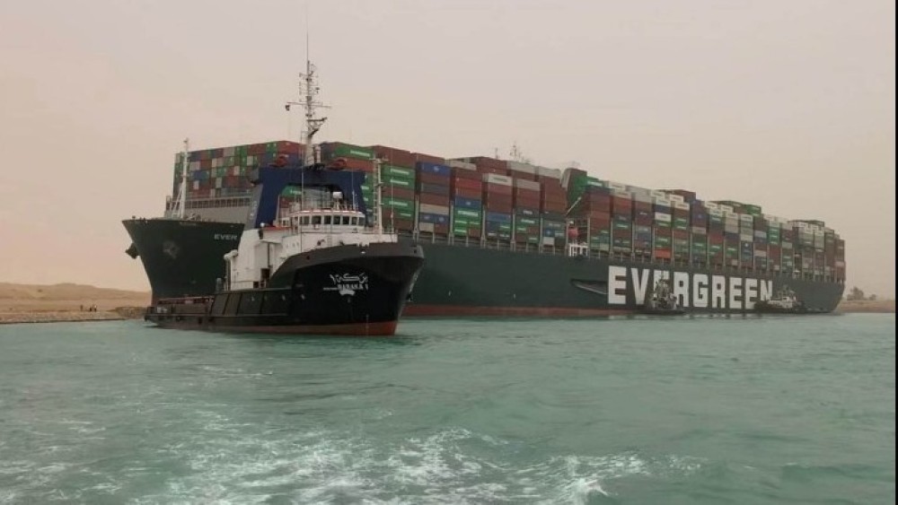 Διώρυγα Σουέζ: Αβεβαιότητα για το χρόνο αποκόλλησης του προσαραγμένου πλοίου