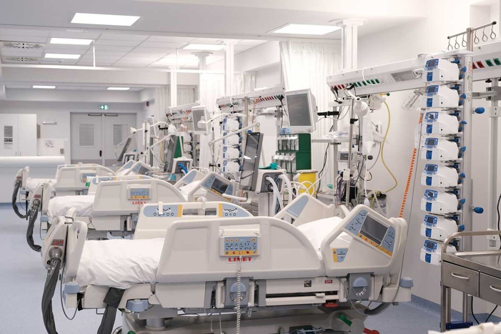 Αυξανόμενη η πίεση στα νοσοκομεία-Διασωληνώσεις και εκτός ΜΕΘ