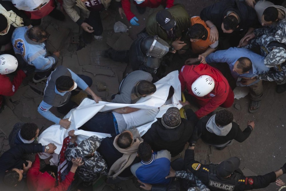 Έφτασαν στους 16 οι νεκροί από την κατάρρευση δεκαώροφου κτιρίου στο Κάιρο