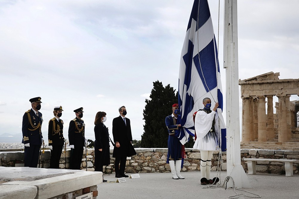 Η έπαρση της σημαίας στον Ιερό Βράχο της Ακρόπολης (video)