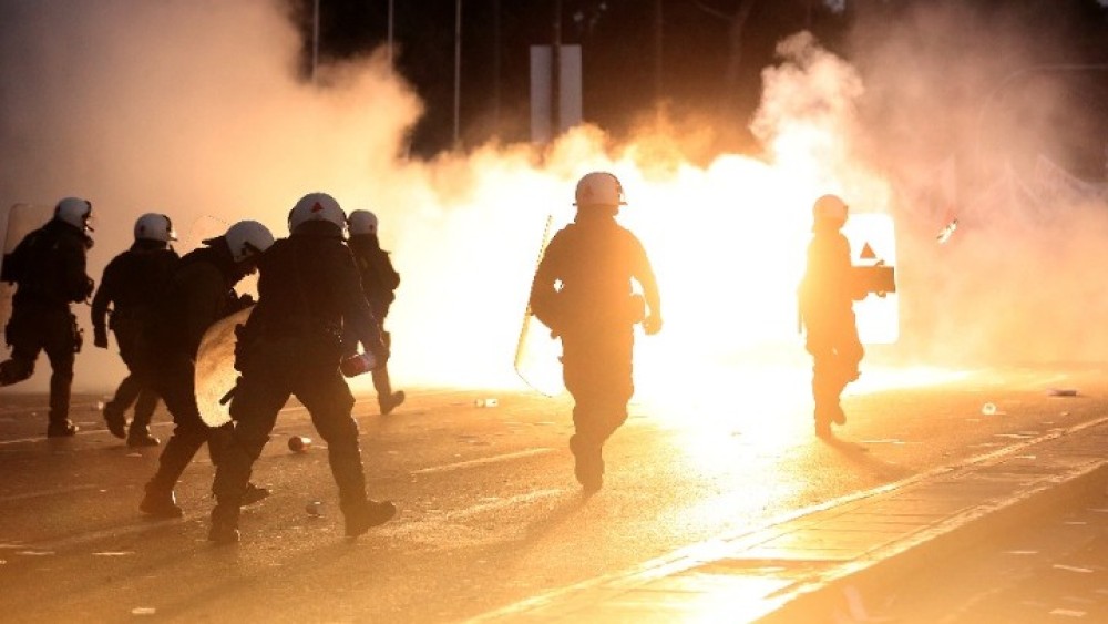 Μπαχαλάκηδες επιτέθηκαν σε αστυνομικούς και στην Νίκαια