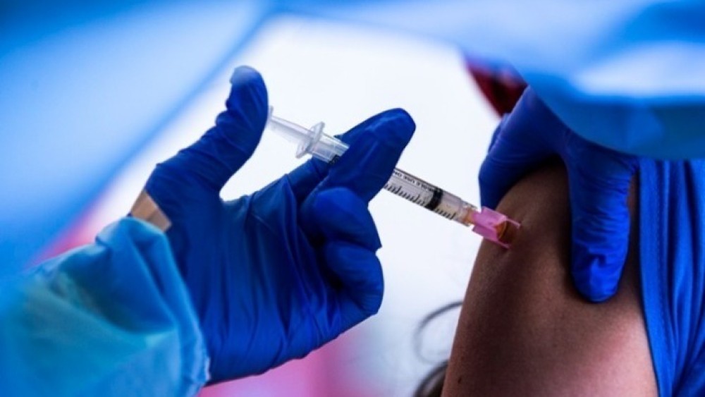 Metron Analysis: Ψυχολογική νίκη των εμβολίων παρά τις καθυστερήσεις