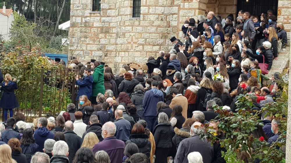 Επικίνδυνες εικόνες συνωστισμού σε κηδεία Αρχιμανδρίτη: Χωρίς μάσκες και αποστάσεις