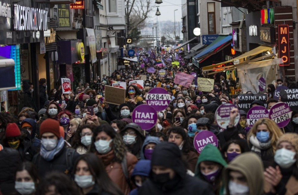 Eπίθεση Ακσενέρ σε Ερντογάν: Oι γυναίκες αποφασίζουν για τη Σύμβαση Κωνσταντινούπολης, όχι εσύ