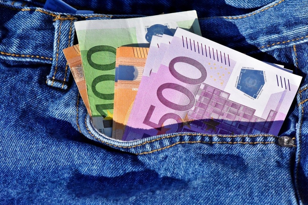 Οικονομική ενίσχυση 400 ευρώ: Διευρύνεται ο αριθμός των δικαιούχων