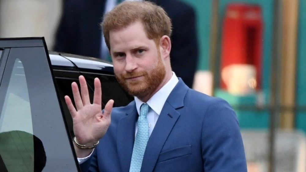 Ο πρίγκιπας Χάρι επέστρεψε στο Ηνωμένο Βασίλειο για την κηδεία του Φιλίππου