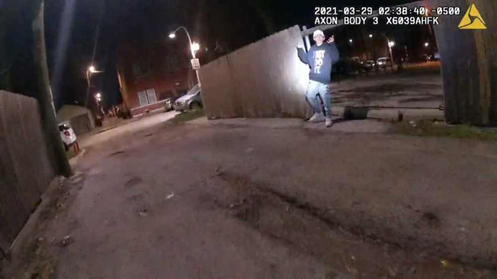 ΗΠΑ: Σοκάρει το βίντεο που δείχνει αστυνομικό να πυροβολεί θανάσιμα 13χρονο