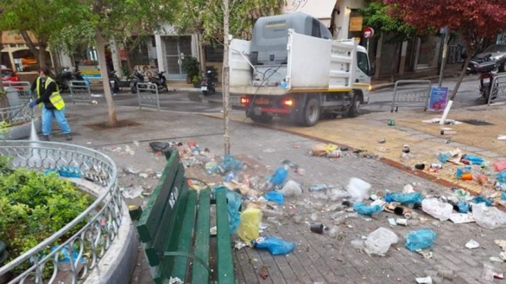 Κυψέλη: Εκστρατεία καθαριότητας του Δήμου μετά τα βραδινά &#8220;έκτροπα&#8221;