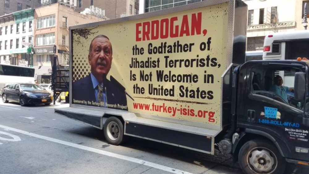 Έξαλλος ο Ερντογάν: Τον έκαναν κινητή διαφήμιση στη Νέα Υόρκη