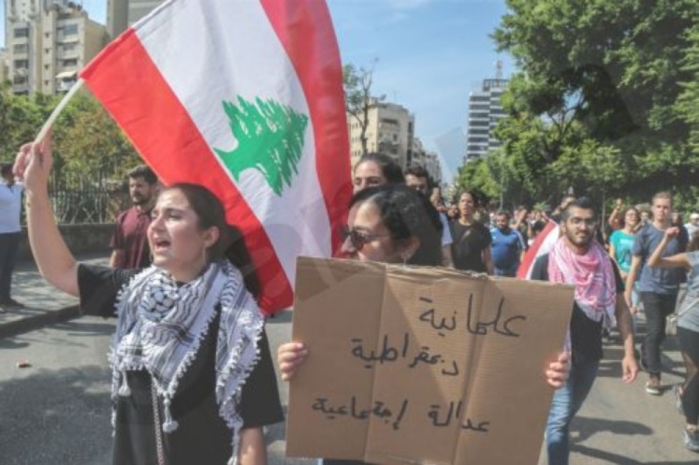 Λίβανος: Γυναίκα έριξε κλωτσιά και έγινε σύμβολο των διαδηλώσεων κατά της διαφθοράς (vid)