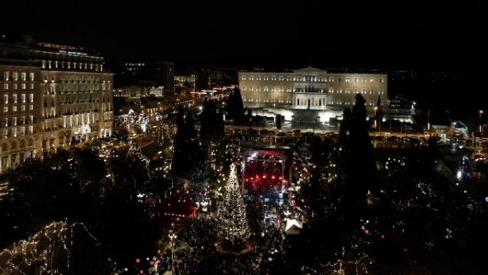 Με φαντασμαγορικές γιορτές Αθήνα και Θεσσαλονίκη υποδέχονται το 2020