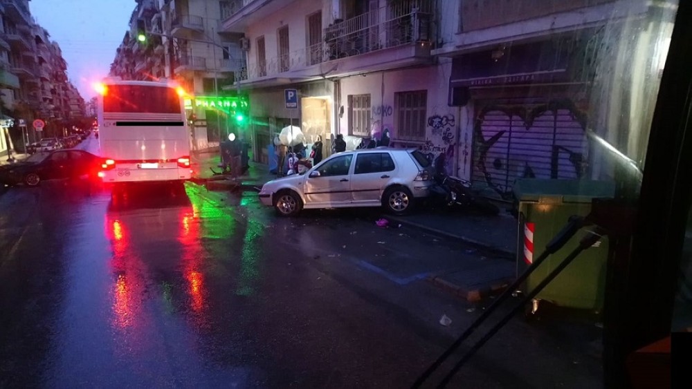 Θεσσαλονίκη: Οδηγός παρέσυρε αυτοκίνητα και εγκατέλειψε το Ι.Χ. του στη μέση του δρόμου (vid)