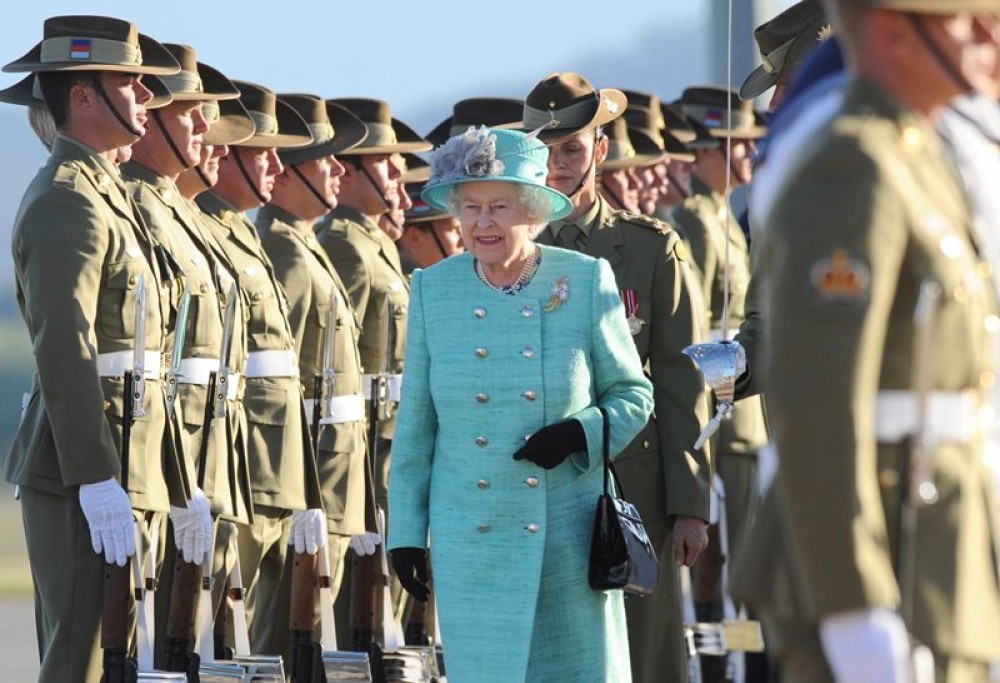 Βρετανία: Η βασίλισσα Ελισάβετ εγκαταλείπει την αληθινή γούνα