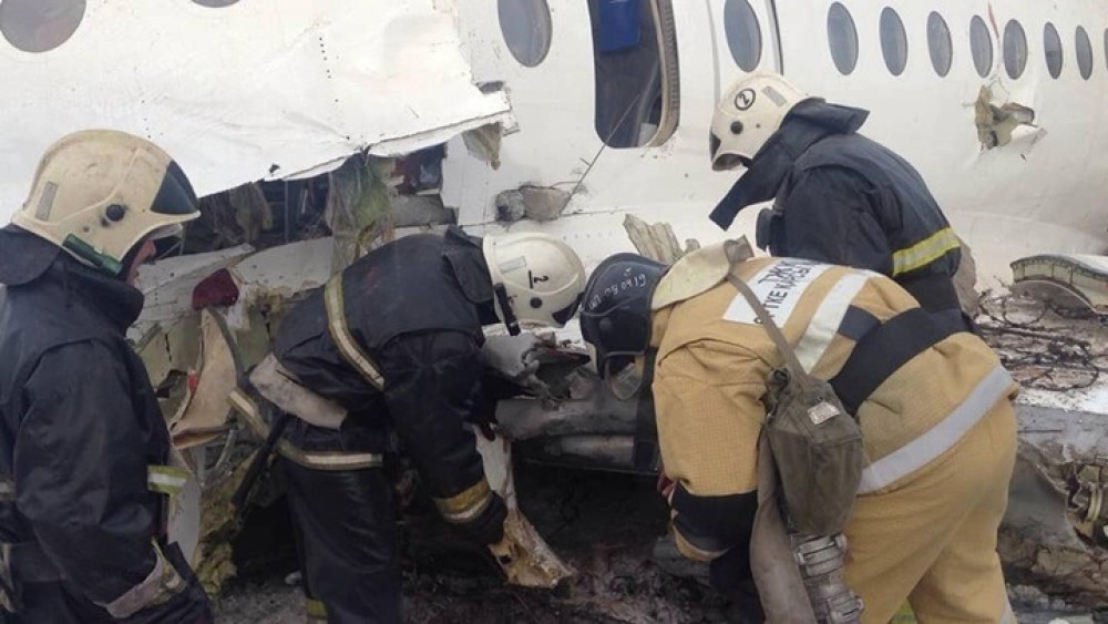 Σοκάρουν οι μαρτυρίες από την αεροπορική τραγωδία στο Καζακστάν (vid)