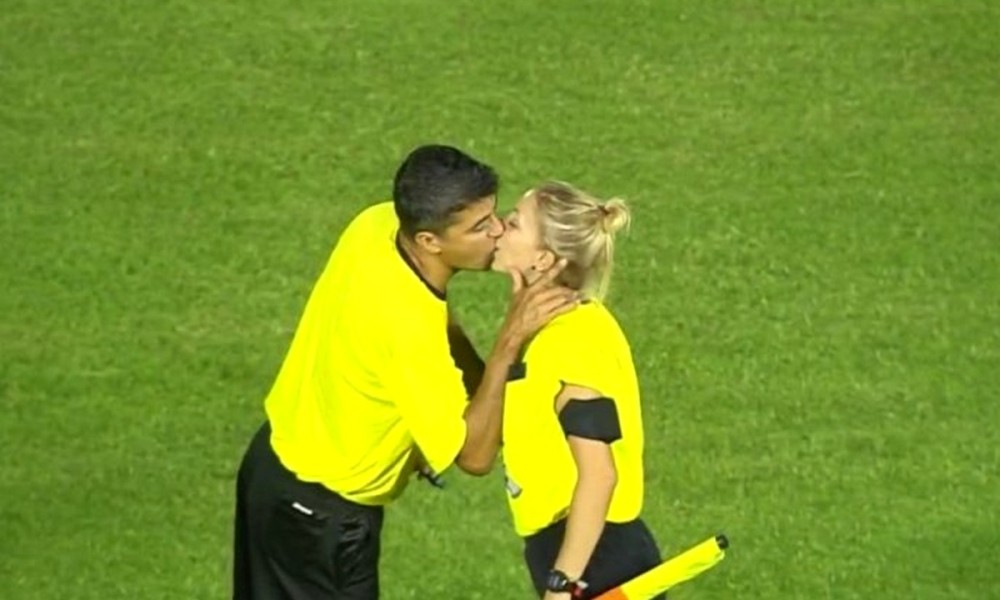«Καυτό» φιλί διαιτητών μέσα στο γήπεδο&#33; (vid)