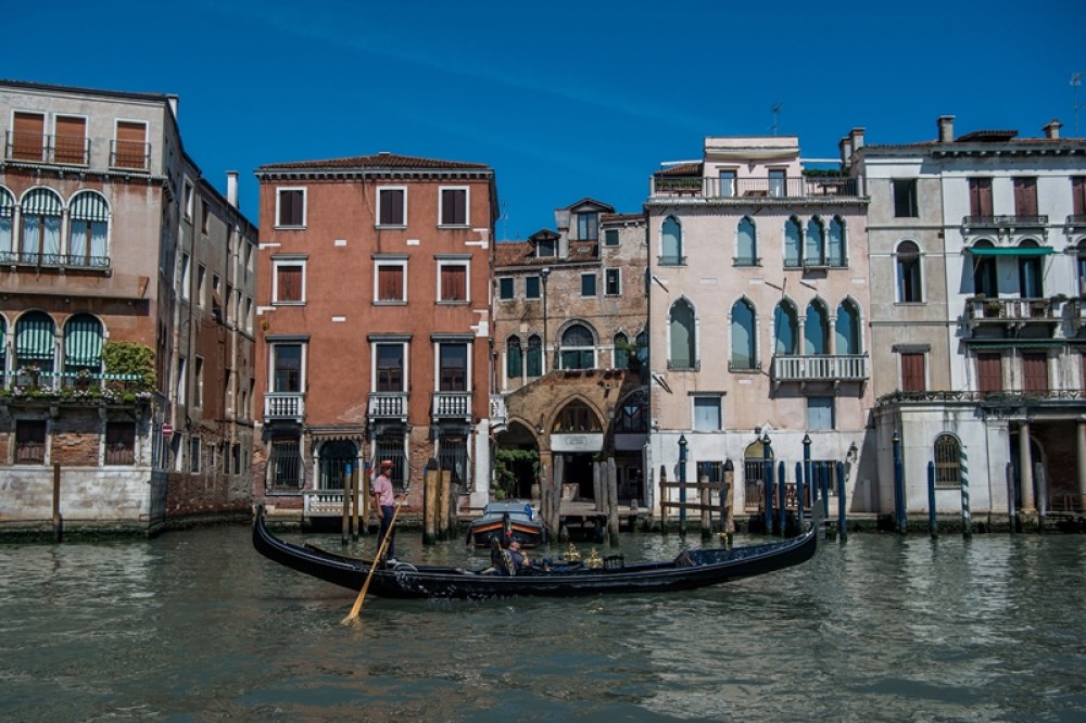 Βενετία: Οι γονδολιέρηδες έγιναν δύτες για καλό σκοπό