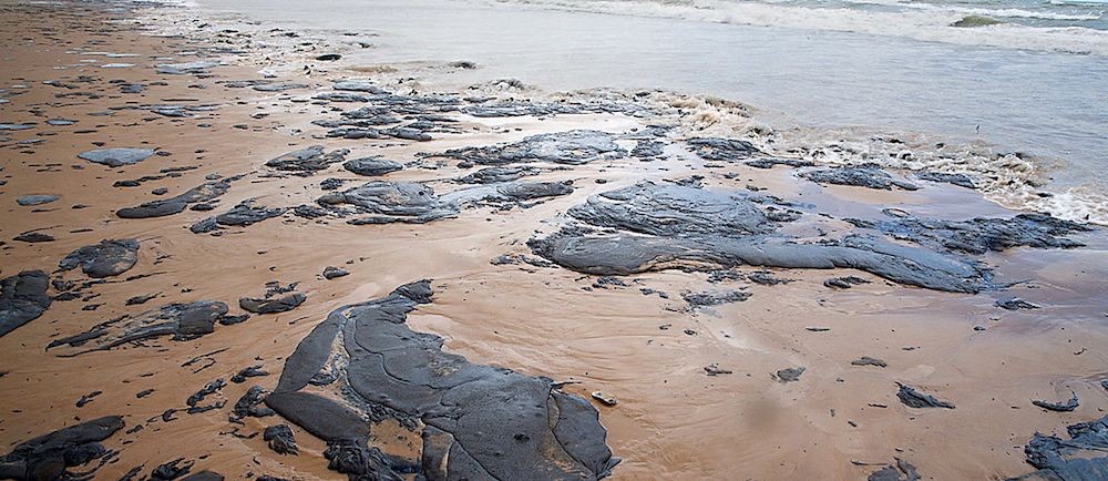 Βραζιλία: Πετρελαιοκηλίδες μυστήριο απειλούν τις παραλίες της χώρας