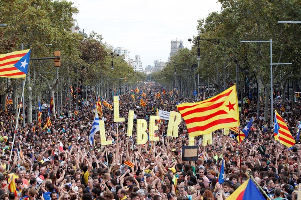 Σφοδρές συγκρούσεις στη Βαρκελώνη &#8211; Πάνω από 500.000 άνθρωποι στους δρόμους