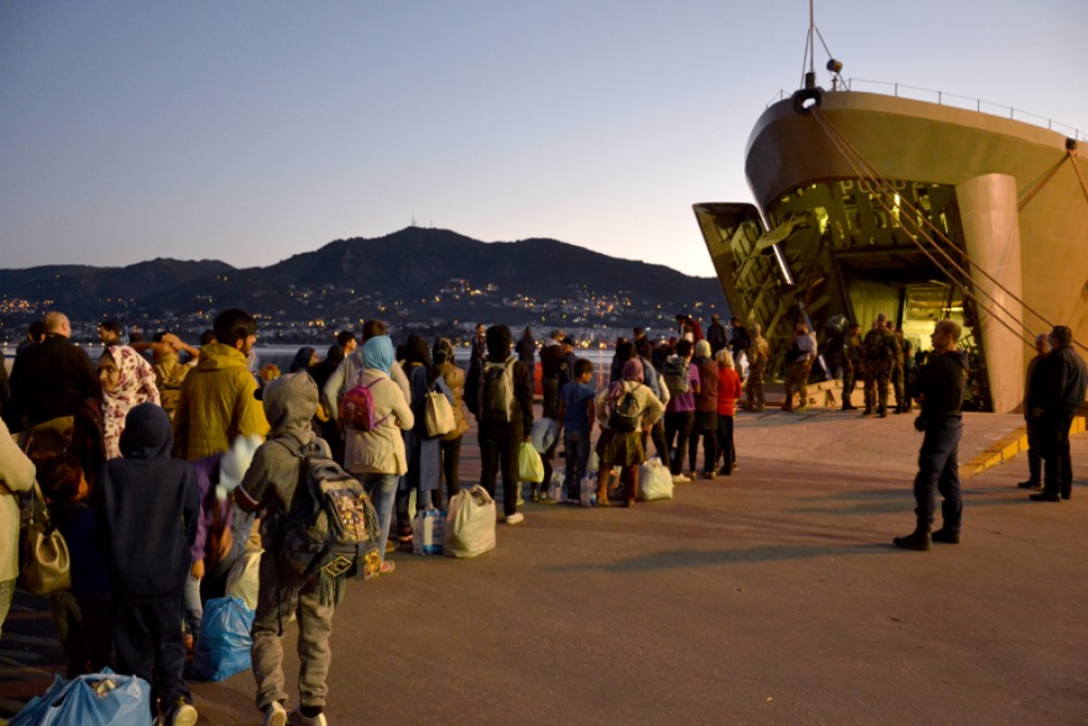 Με αρματαγωγά του Ναυτικού μεταφέρθηκαν 795 αιτούντες άσυλο από τη Λέσβο