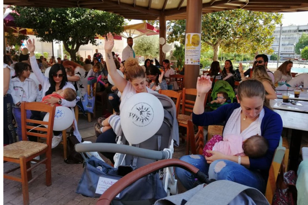 Μητέρες θήλασαν δημόσια τα μωρά τους στο Δημαρχείο Θεσσαλονίκης (vid)