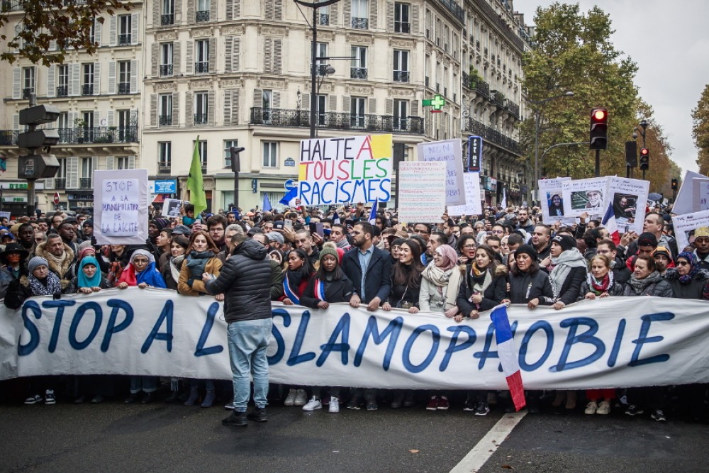 Χιλιάδες στους δρόμους στο Παρίσι κατά της ισλαμοφοβίας