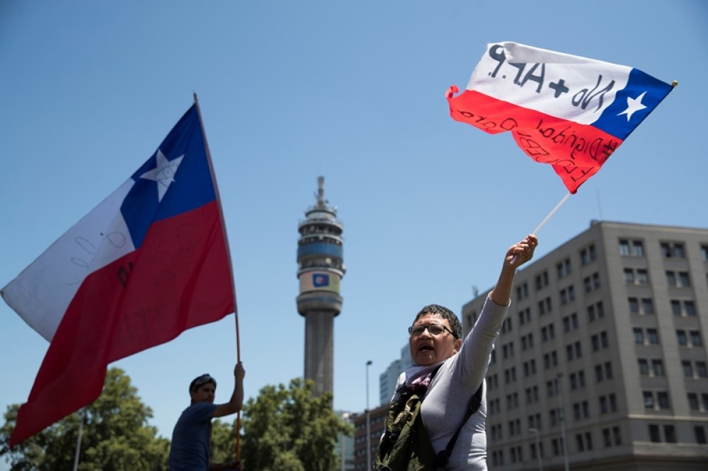 Παραμένουν στους δρόμους οι Χιλιανοί και ζητούν μεταρρυθμίσεις