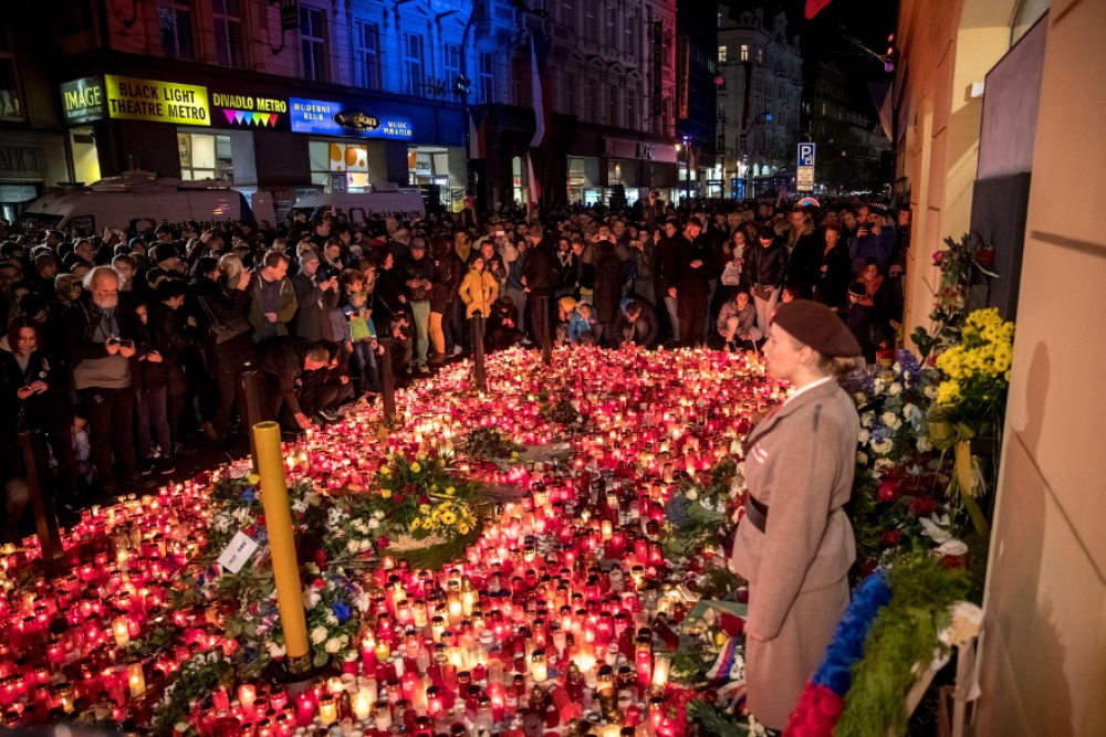 Πλήθος κόσμου γιόρτασε στην Πράγα την Βελούδινη Επανάσταση